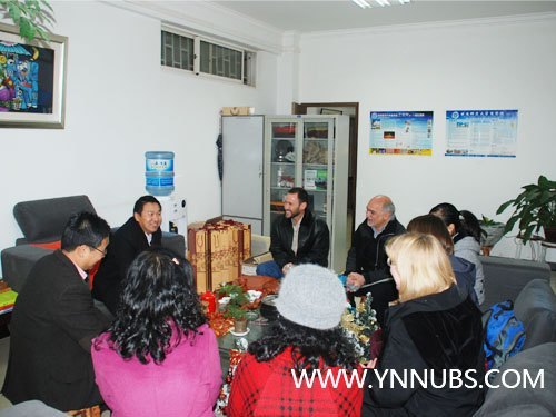 王昆來院長代表學院為云南師范大學商學院外教“賀圣誕、送溫暖”