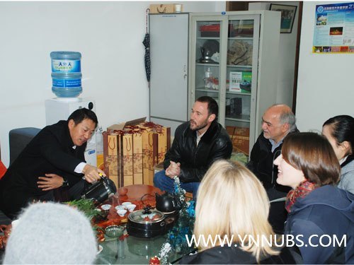 王昆來院長代表學院為云南師范大學商學院外教“賀圣誕、送溫暖”