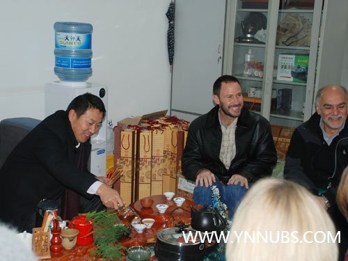 王昆來院長代表學院為云南師范大學商學院外教“賀圣誕、送溫暖”