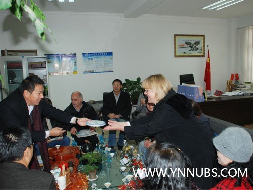 王昆來院長代表學院為云南師范大學商學院外教“賀圣誕、送溫暖”