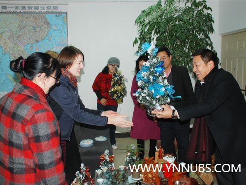 王昆來院長代表學院為云南師范大學商學院外教“賀圣誕、送溫暖”