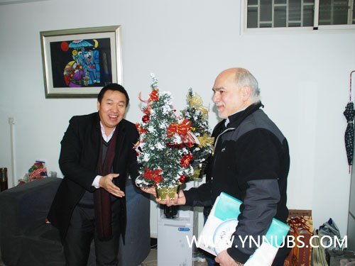 王昆來院長代表學院為云南師范大學商學院外教“賀圣誕、送溫暖”