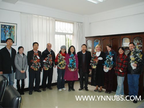 王昆來院長代表學院為云南師范大學商學院外教“賀圣誕、送溫暖”