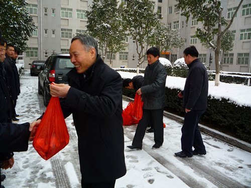 學院黨政中心及工會慰問春節值班人員與退休老教授