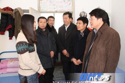 校領導除夕慰問走訪留校學生和一線職工