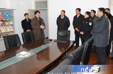 校領導除夕慰問走訪留校學生和一線職工