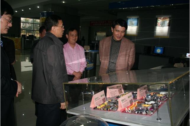 陳德清副校長到深圳神州電腦公司檢查學(xué)生實(shí)習(xí)情況