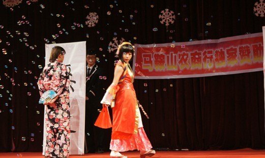 國際教育學院舉辦“百花爭艷”元旦晚會