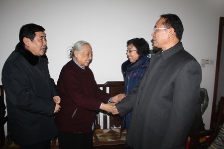 省政協黨組副書記許云昭慰問黃培云院士家屬