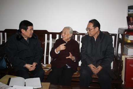 省政協黨組副書記許云昭慰問黃培云院士家屬