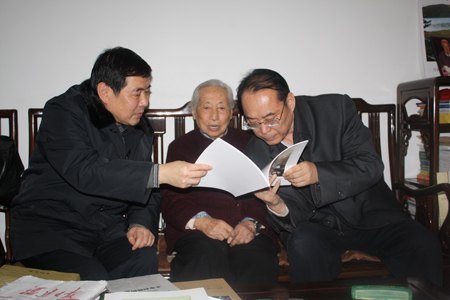 省政協黨組副書記許云昭慰問黃培云院士家屬