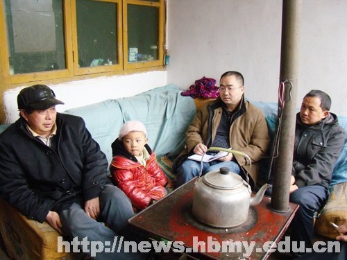 湖北民族學(xué)院“三萬(wàn)”活動(dòng)工作組慰問(wèn)駐點(diǎn)村困難群眾