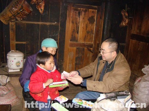 湖北民族學(xué)院“三萬(wàn)”活動(dòng)工作組慰問(wèn)駐點(diǎn)村困難群眾