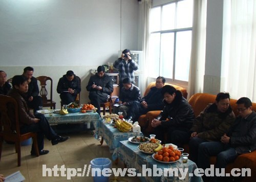 湖北民族學院“三萬”活動工作組召開推進交流會