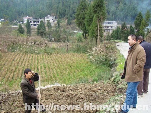湖北民族學院“三萬”工作組冒雪走訪農(nóng)戶了解民情