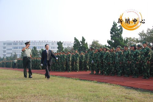 【組圖】江漢大學(xué)文理學(xué)院2011級(jí)新生軍訓(xùn)閉營(yíng)式