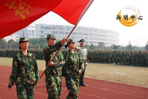 【組圖】江漢大學(xué)文理學(xué)院2011級(jí)新生軍訓(xùn)閉營(yíng)式