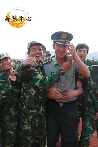 【組圖】江漢大學(xué)文理學(xué)院2011級(jí)新生軍訓(xùn)閉營(yíng)式