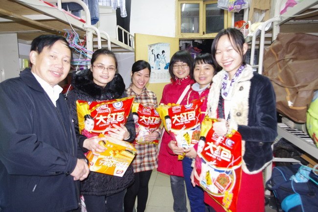 金保學(xué)院領(lǐng)導(dǎo)老師關(guān)心慰問寒假留校生