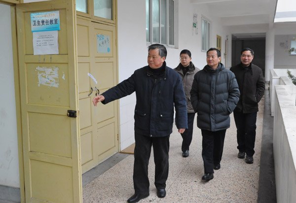 校領(lǐng)導(dǎo)檢查新學(xué)期上課第一天情況