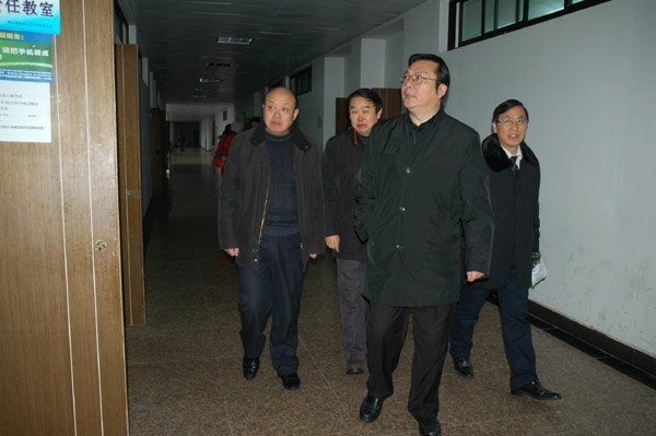 校領(lǐng)導(dǎo)檢查新學(xué)期上課第一天情況