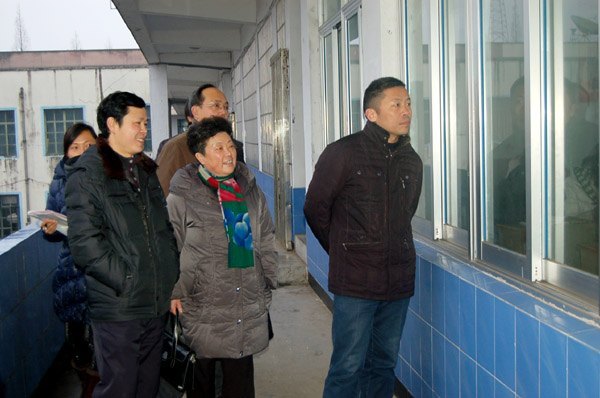 校領(lǐng)導(dǎo)檢查新學(xué)期上課第一天情況