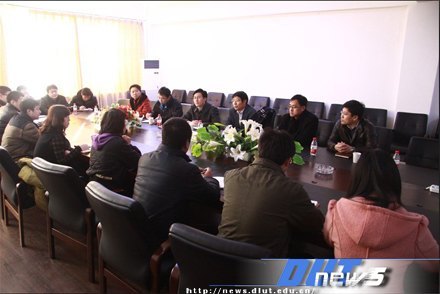 校黨委副書記邵龍?zhí)督淌谝恍凶咴L基層調(diào)研本科生學生工作