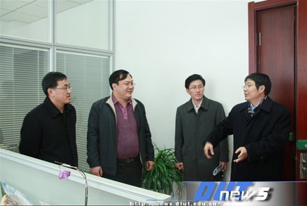 校黨委副書記邵龍?zhí)督淌谝恍凶咴L基層調(diào)研本科生學生工作