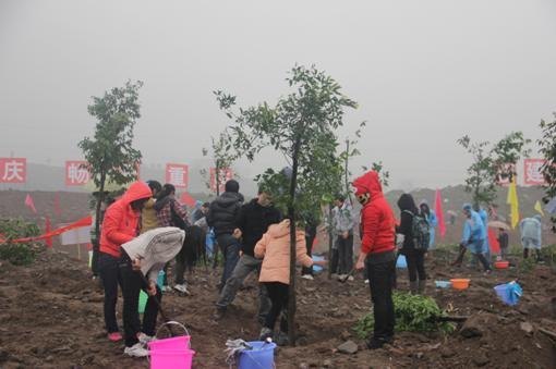 重慶工商大學師生參加重慶市百萬市民暨大學生春季植樹活動
