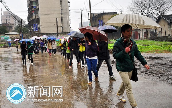 雨中前行的“活雷鋒”