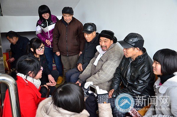 雨中前行的“活雷鋒”