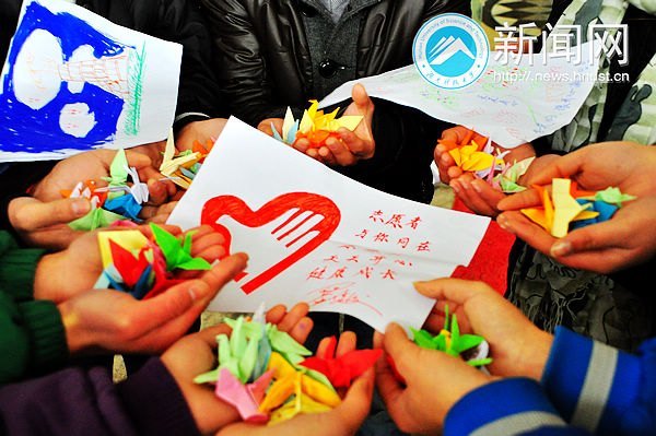 雨中前行的“活雷鋒”