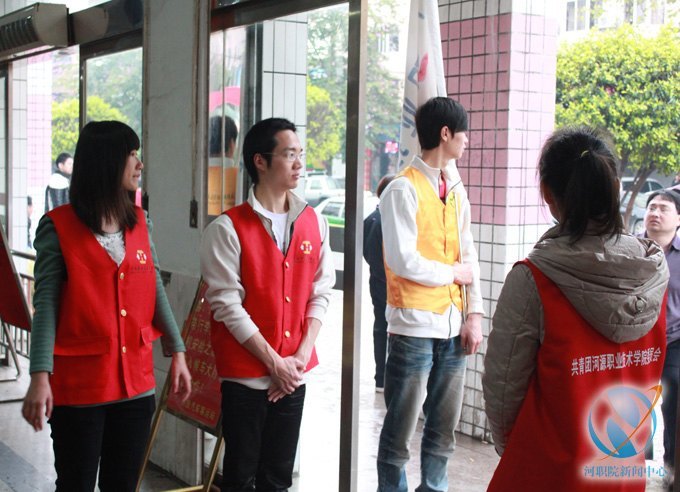 雷鋒月系列報道二:劉安華校長赴車站檢查“雷鋒月”志愿服務工作