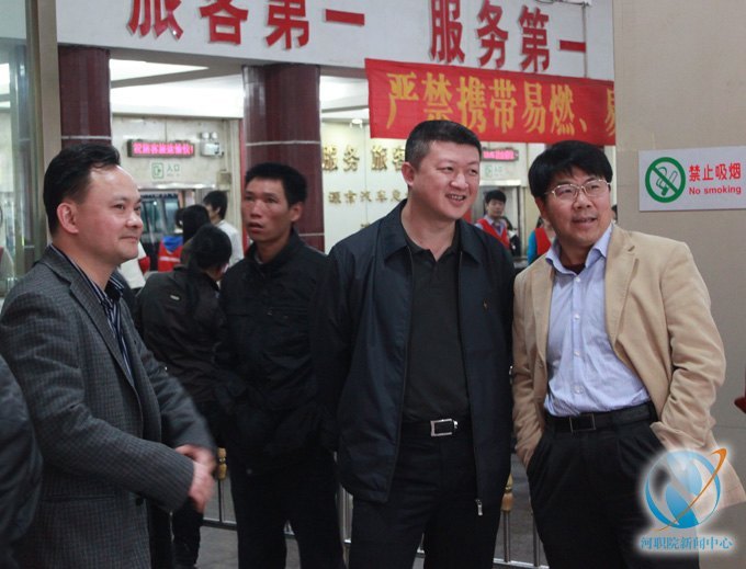 雷鋒月系列報道二:劉安華校長赴車站檢查“雷鋒月”志愿服務工作