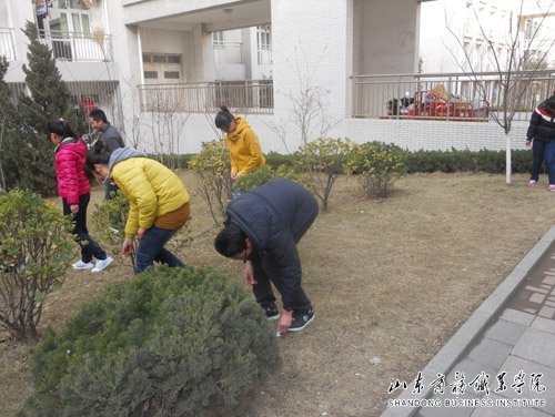 機(jī)械工程系開展學(xué)雷鋒校園衛(wèi)生大掃除活動