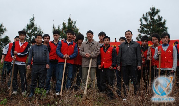美化身邊環境 構建綠色校園 ——河源職業技術學院開展師生植樹活動