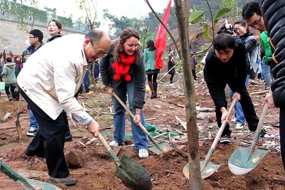 推進(jìn)綠色校園建設(shè) 植樹節(jié)師生共植新綠
