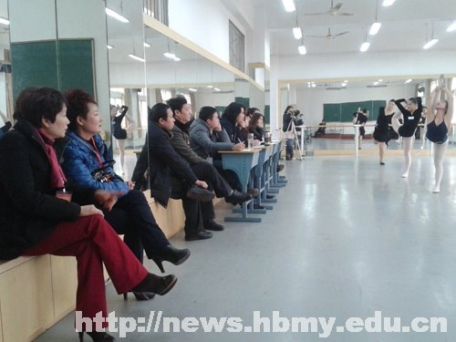 學(xué)校領(lǐng)導(dǎo)巡查湖北省2012年藝術(shù)本科校際聯(lián)考