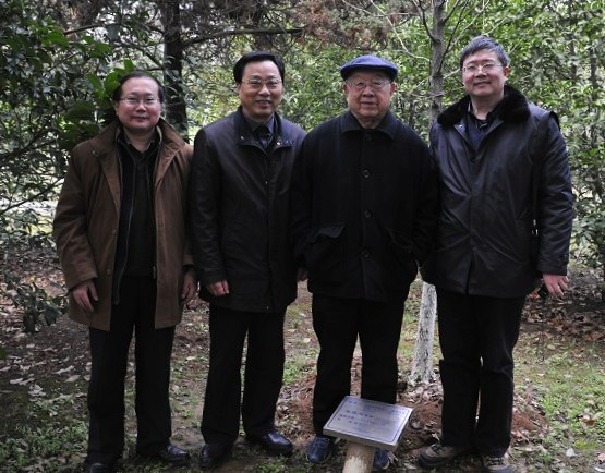 我國巖石學家王德滋院士參觀金陵學院