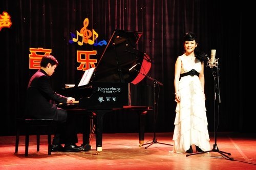 青年女高音歌唱家梁譯元獻唱湖北工業大學中外聲樂作品評鑒音樂會
