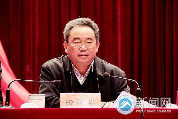 校領導給入黨積極分子上黨課