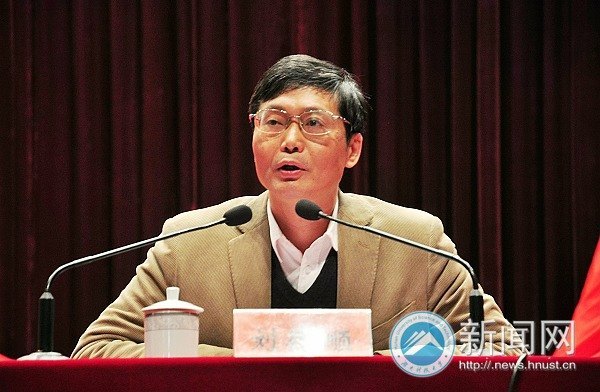 校領導給入黨積極分子上黨課