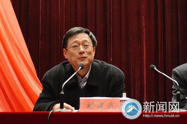 校領導給入黨積極分子上黨課