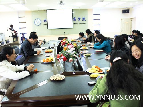 巾幗英雄共話商院跨越式發展--慶祝“三八”國際勞動婦女節女教職工代表座談會