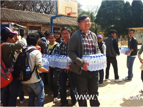 商學院新聞傳媒中心攜志愿者共赴石林重旱區送愛心水
