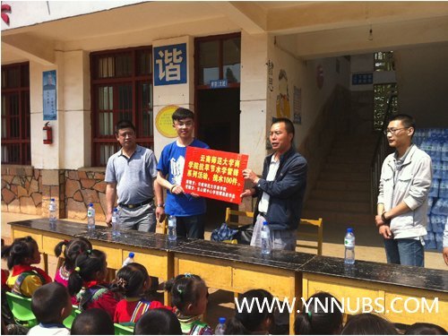 商學院新聞傳媒中心攜志愿者共赴石林重旱區送愛心水