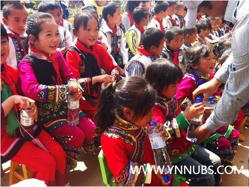 商學院新聞傳媒中心攜志愿者共赴石林重旱區送愛心水