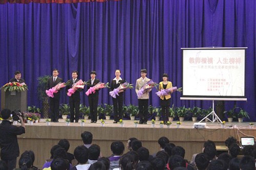 石秋杰先進(jìn)事跡報告會在景德鎮(zhèn)陶瓷學(xué)院舉行