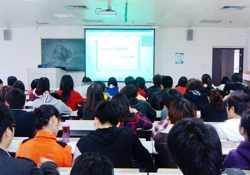 臺州學院學生聆聽《中國經濟體制改革》在線講座