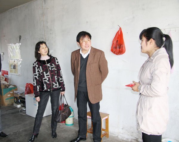 皖西學院領導親切看望慰問困難學生